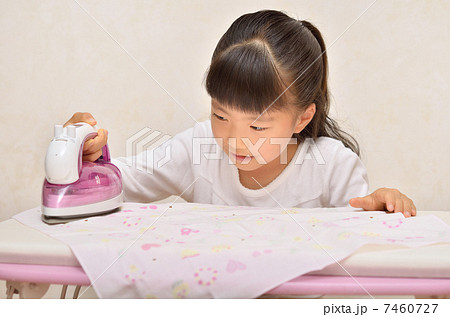 アイロンがけをする女の子 7460727