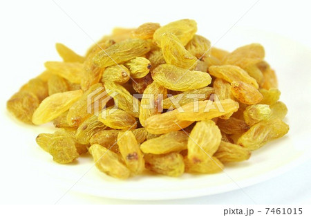 ドライフルーツ・白皿にイラン産グリーンレーズン・白バック横位置 7461015