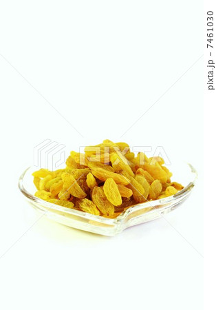 ドライフルーツ・ハート型皿にイラン産グリーンレーズン・白バック水平縦位置 7461030