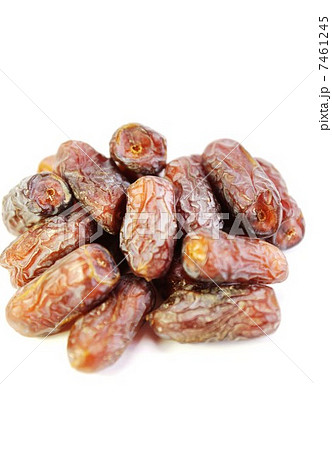 ドライフルーツ・奇跡の果実デーツ(ナツメヤシの実)・皿なし白バック縦位置 ドライフルーツ・奇跡の果実デーツ(ナツメヤシの実)・皿なし白バック縦位置 7461245