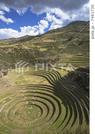 モライの円形遺跡　クスコ郊外 7461730
