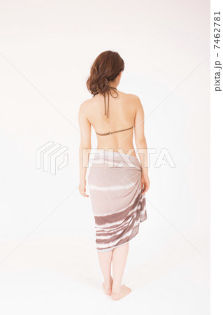 水着の女性の後ろ姿 7462781