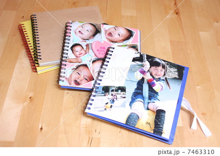 フォトブック 子供と赤ちゃん の写真素材
