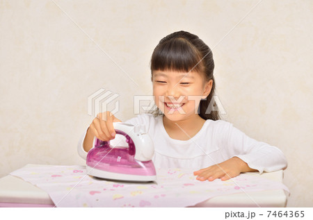 アイロンがけをする女の子 アイロンがけをする女の子 7464365