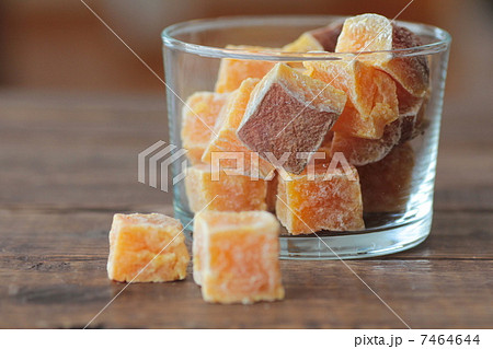 ガラス容器に入れたサツマイモの甘納豆　和菓子 7464644