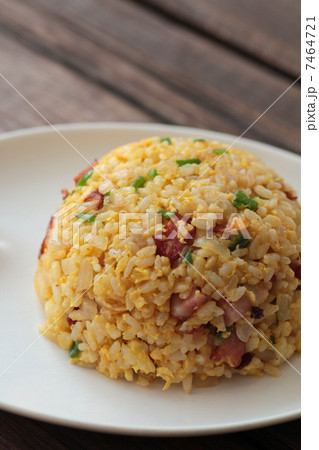 角切りベーコンと野菜のチャーハン おうち炒飯 角切りベーコンと野菜のチャーハン おうち炒飯 7464721