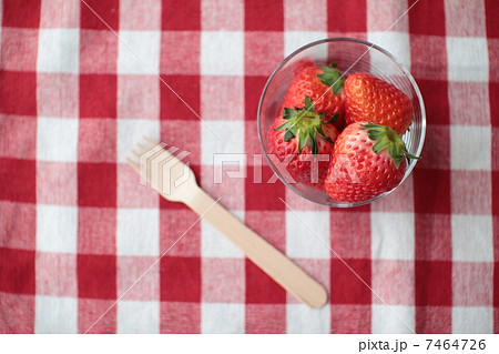 ガラスカップに入れた新鮮イチゴと木のフォーク 7464726