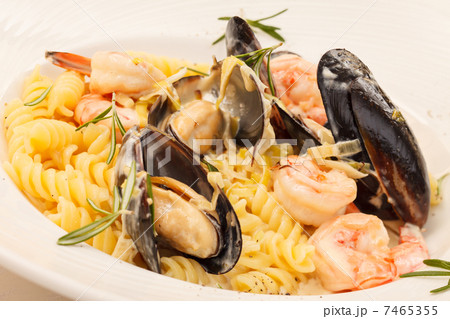 yummy italian pasta with seafood 7465355