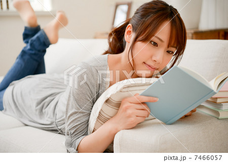 本を読む女性 本を読む女性 7466057