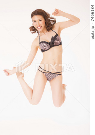 ジャンプする水着の女性 ジャンプする水着の女性 7466134