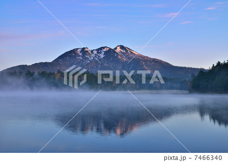 朝焼けの尾瀬沼風景 7466340