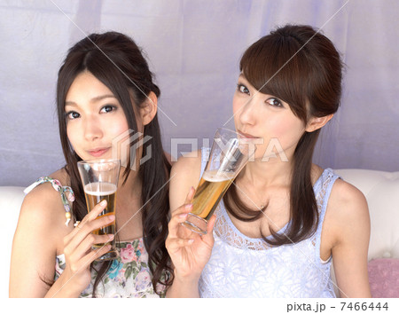 ビールグラスをもつ二人の若い女性 ビールグラスをもつ二人の若い女性 7466444