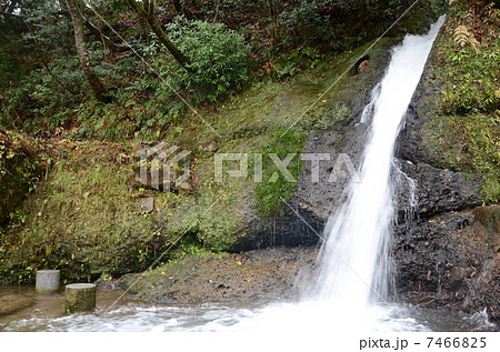 山中温泉・鶴仙渓にある滝【横】 7466825