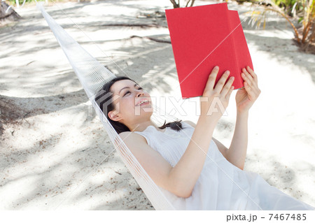ハンモックで読書する女性 ハンモックで読書する女性 7467485