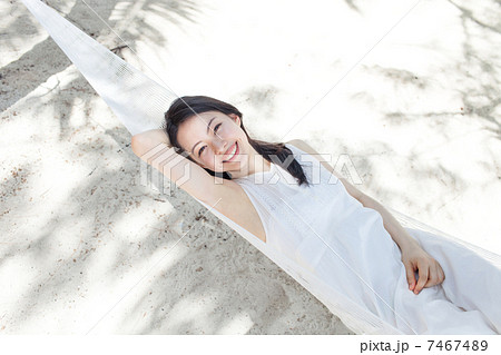 ハンモックで寝る女性 ハンモックで寝る女性 7467489