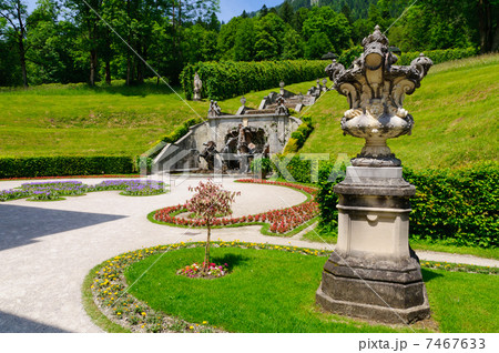 ドイツ　リンダーホーフ城の庭園 7467633