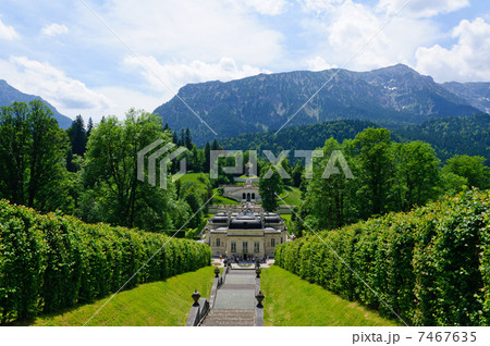 ドイツ　リンダーホーフ城の庭園 7467635