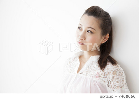 白いシャツの女性 7468666