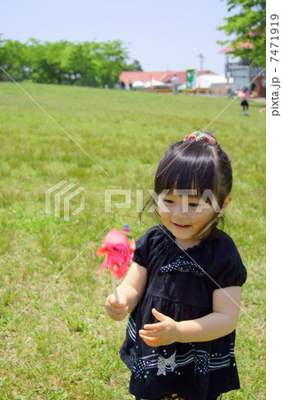 自然の中で　Playing a Baby in a Full of Nature 7471919