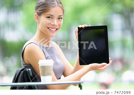 Tablet business woman showing display screen 7472099