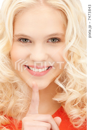 finger on lips 7473843
