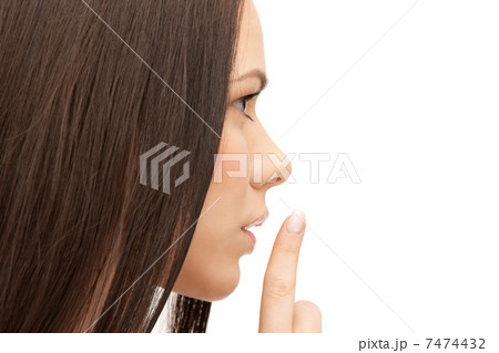finger on lips 7474432