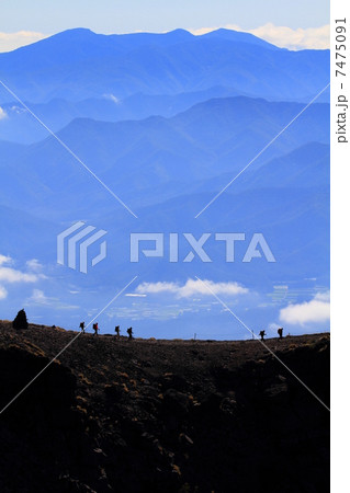 八ヶ岳連峰・硫黄岳稜線を行く登山者 7475091