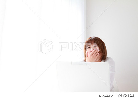 パソコンするビジネスウーマン 7475313