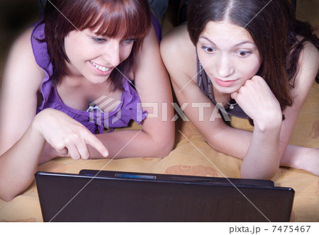 girls using laptop at home 7475467
