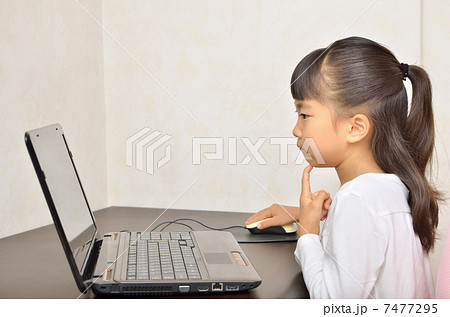 パソコンを操作する女の子 7477295