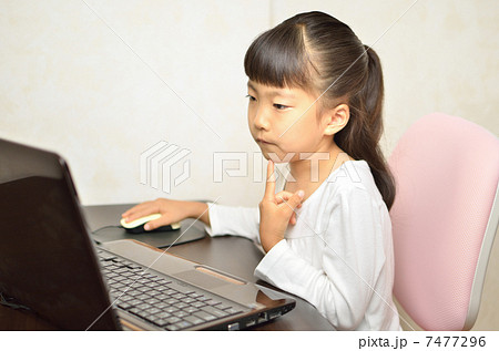 パソコンを操作する女の子 7477296