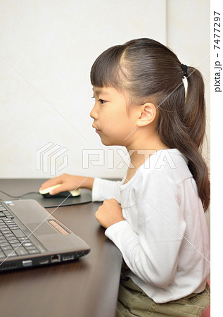 パソコンを操作する女の子 7477297