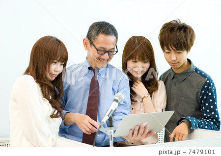 教壇で質問する大学生 7479101