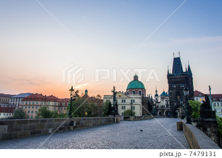 チェコ　プラハ　朝焼けのカレル橋 7479131