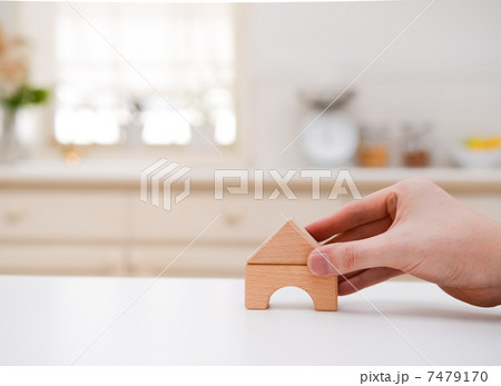 積み木の家と手 7479170