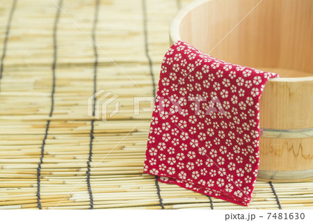 手ぬぐいと桶 7481630