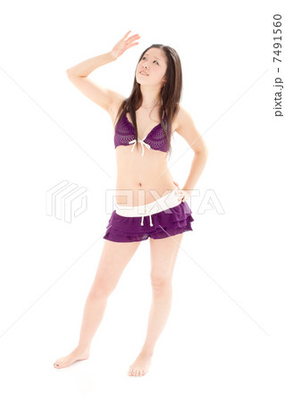 ビキニを着て真夏の日差しを浴びる女の子 ビキニを着て真夏の日差しを浴びる女の子 7491560