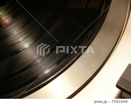 LPレコードを載せたレコードプレイヤー 7491646