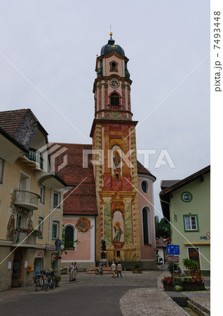 ドイツ　ミッテンヴァルトの町並み 7493448