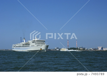 佐渡汽船のフェリーとジェットフォイル 7493789