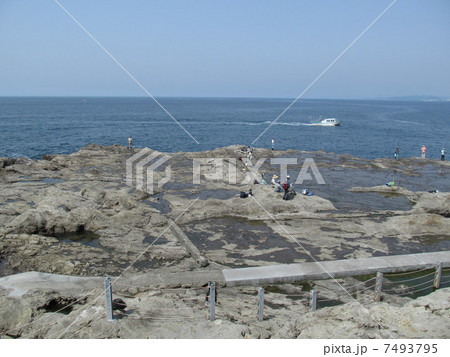 江ノ島　稚児ヶ渕の海岸と船 7493795