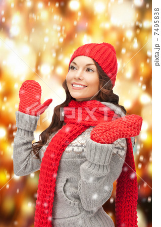beautiful woman in hat, muffler and mittens 7495838