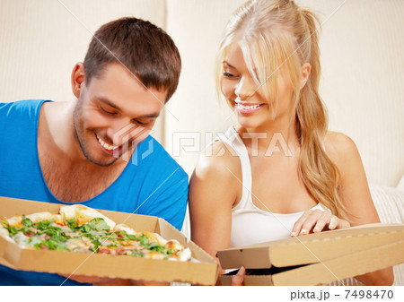 romantic couple eating pizza at home 7498470