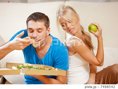 couple eating different food 7498542