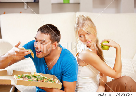 couple eating different food 7498857