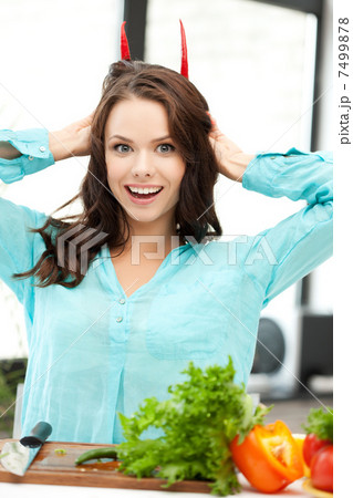 beautiful woman in the kitchen cutting vegetables 7499878