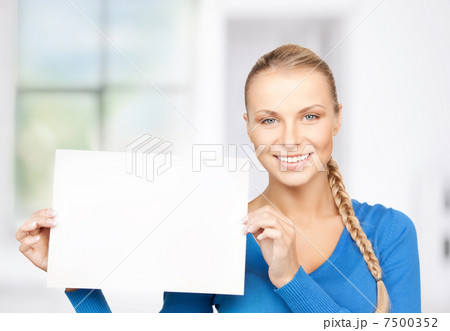 woman with blank board 7500352