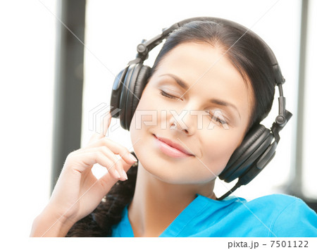 woman with headphones 7501122