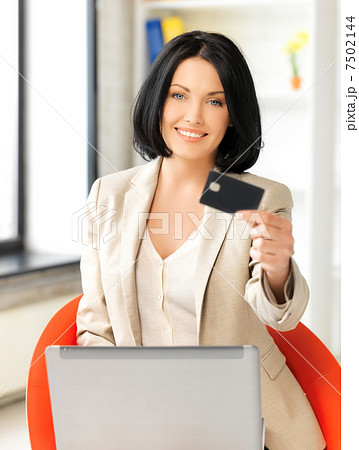 businesswoman with laptop showing credit card businesswoman with laptop showing credit card 7502144