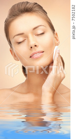 beautiful woman with cotton pad 7502182